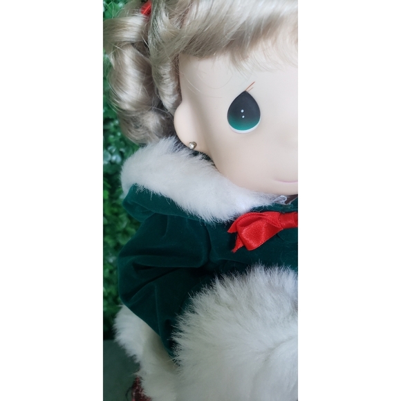 3. Christmas Precious Moments doll - Stephanie - Picture 2 of 12
